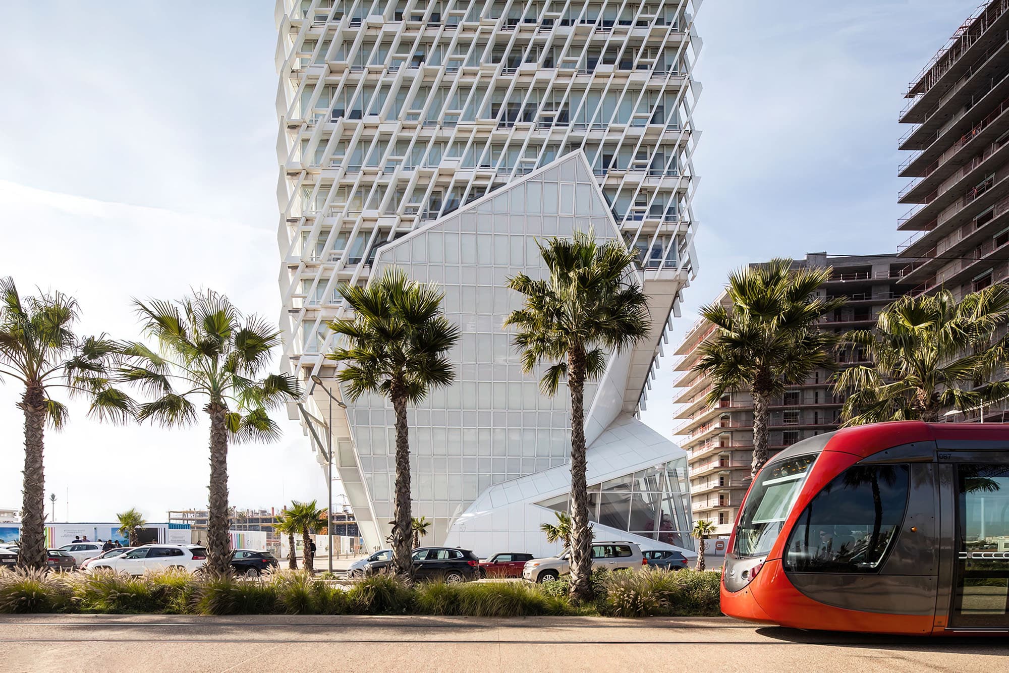 Quartier d'affaires de Casablanca avec tramway et immeubles modernes